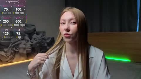 Lynna online show from June 2, 1:29 am
