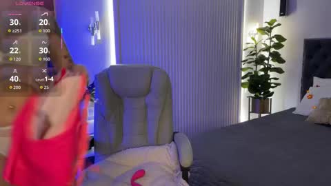 Snapshot of ohmyemma chatting on October 21, 1:11 am Emma online show from October 21, 1:11 am