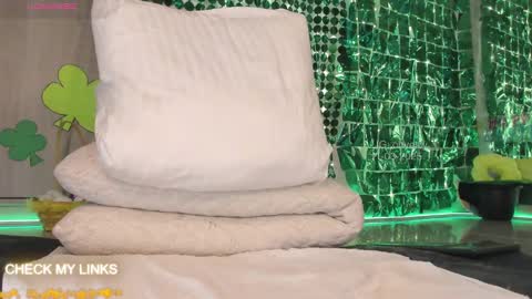 ohyesly_ online show from March 11, 9:59 pm