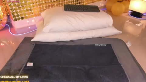 ohyesly_ online show from May 15, 9:39 am