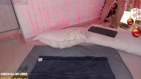 ohyesly_ online show from December 2, 10:02 am