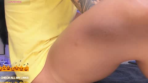 ohyesly_ online show from October 9, 10:43 am