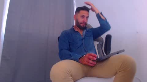 Snapshot of oliverdrew1 chatting on January 6, 6:31 pm oliver online show from January 6, 6:31 pm