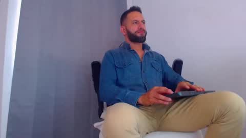 Snapshot of oliverdrew1 chatting on February 5, 6:04 pm oliver online show from February 5, 6:04 pm