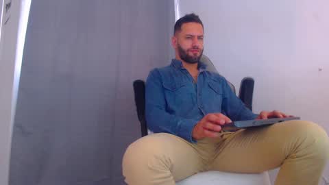 Snapshot of oliverdrew1 chatting on January 5, 6:35 pm oliver online show from January 5, 6:35 pm