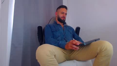 Snapshot of oliverdrew1 chatting on February 16, 9:05 pm oliver online show from February 16, 9:05 pm