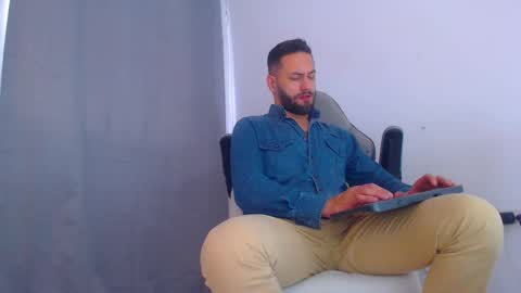 Snapshot of oliverdrew1 chatting on December 23, 9:18 pm oliver online show from December 23, 9:18 pm