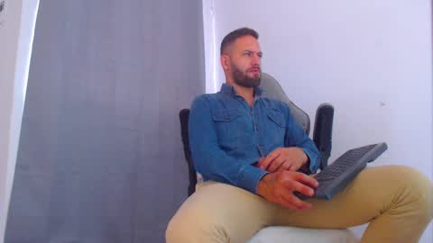 Snapshot of oliverdrew1 chatting on December 5, 6:49 pm oliver online show from December 5, 6:49 pm