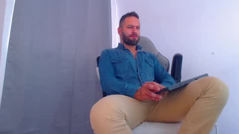 Snapshot of oliverdrew1 chatting on December 7, 5:04 pm oliver online show from December 7, 5:04 pm