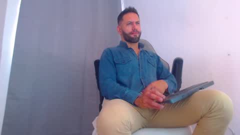 Snapshot of oliverdrew1 chatting on January 4, 6:19 pm oliver online show from January 4, 6:19 pm