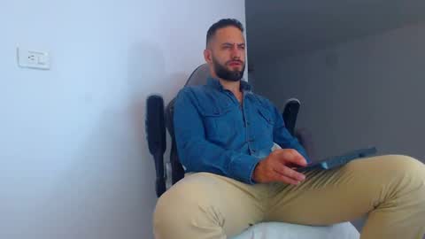 Snapshot of oliverdrew1 chatting on March 8, 12:00 am oliver online show from March 8, 12:00 am