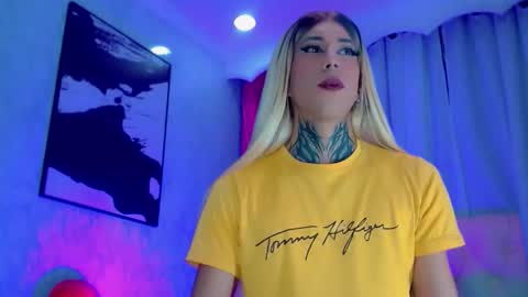 oliviahot01 online show from May 17, 1:04 am
