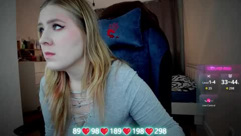 Snapshot of oliviamunk chatting on October 4, 7:17 am . online show from October 4, 7:17 am