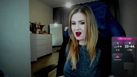 Snapshot of oliviamunk chatting on October 9, 6:30 am . online show from October 9, 6:30 am