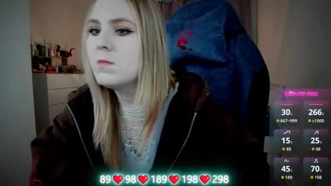 Snapshot of oliviamunk chatting on September 24, 5:03 am . online show from September 24, 5:03 am