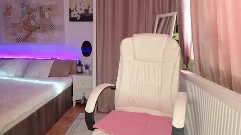 Eve Voss online show from December 17, 11:50 am