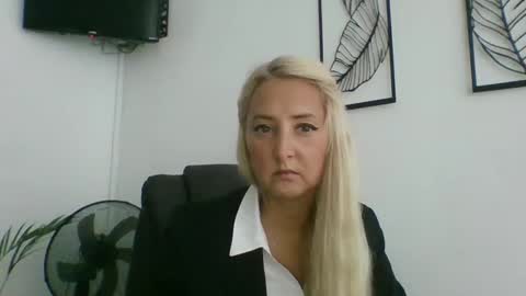 oxifoxi online show from October 18, 6:06 am