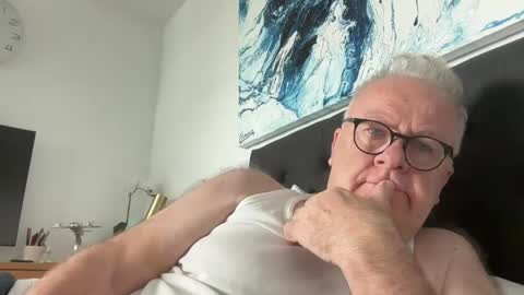 ozhairybearxxxx online show from December 31, 1:04 am