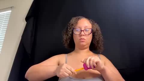 Snapshot of paisleehaze chatting on December 16, 7:32 pm Paislee Haze online show from December 16, 7:32 pm