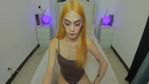 tiny girl wth big one online show from October 19, 7:35 am