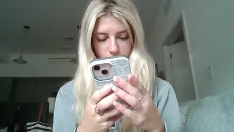 parisbaby2000 online show from October 7, 2:46 pm