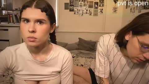 Zoe online show from May 17, 1:31 pm