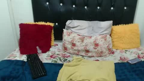 peachesx25 online show from May 30, 5:28 am
