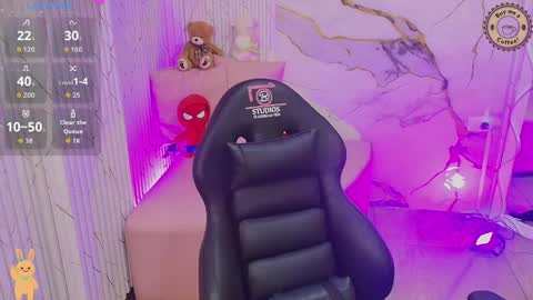 peachy_tay online show from May 19, 11:39 am