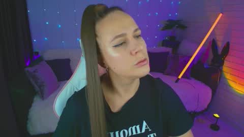 Dia  online show from September 11, 6:53 pm