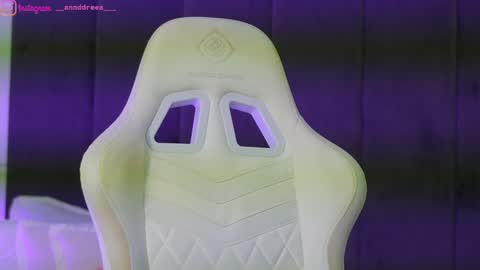 Dee online show from December 22, 4:25 pm