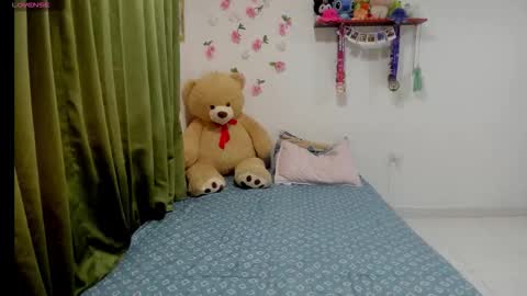 perla online show from February 1, 2:30 am