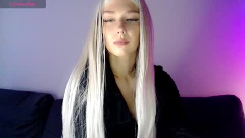 Isabella online show from December 2, 11:30 am