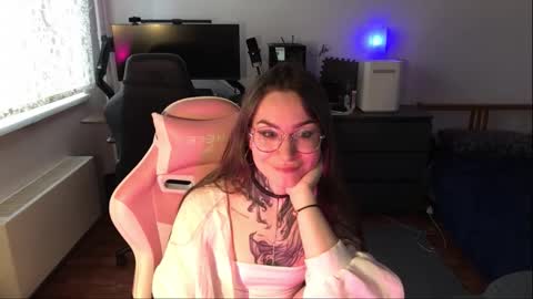 petal_dust_ online show from March 26, 2:44 pm