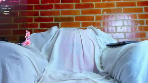 Snapshot of petite_amor chatting on February 16, 11:05 pm petite_amor online show from February 16, 11:05 pm