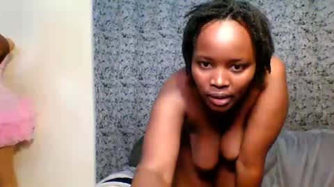 petite_queen001 online show from March 6, 9:25 pm