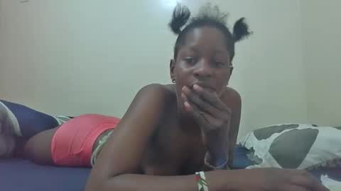 petitegirly12 online show from October 12, 9:13 am