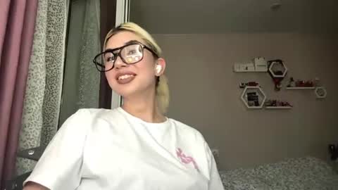 Laura online show from July 11, 8:34 pm