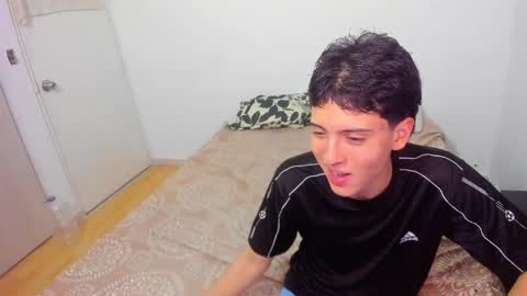 picaszomilos350 online show from March 13, 8:17 am