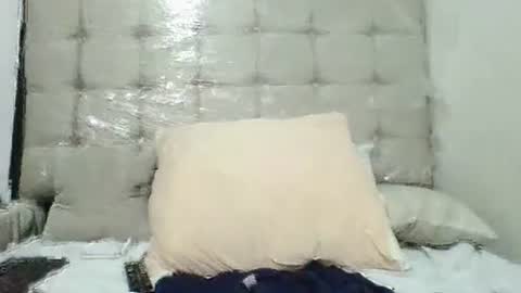 pieslatinos online show from December 30, 3:14 am