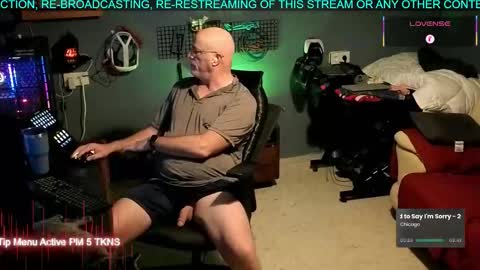Snapshot of pilot_dave_69 chatting on October 26, 5:19 am Dave online show from October 26, 5:19 am