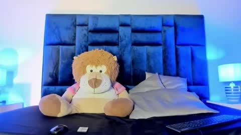 pinkflame_ online show from April 24, 9:39 pm