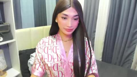 pixiedoll_ online show from August 9, 6:45 pm