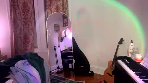 Snapshot of pretty_in_p1nk chatting on December 16, 8:20 am Sophie  online show from December 16, 8:20 am