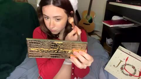 Snapshot of pretty_in_p1nk chatting on December 18, 3:58 am Sophie  online show from December 18, 3:58 am