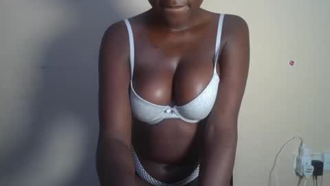 pretty_lucie online show from April 7, 12:56 am