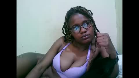 Snapshot of pretty_mellan chatting on February 12, 9:42 am pretty_mellan online show from February 12, 9:42 am