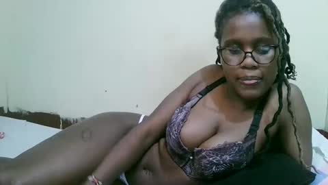 Snapshot of pretty_mellan chatting on February 18, 1:10 am pretty_mellan online show from February 18, 1:10 am
