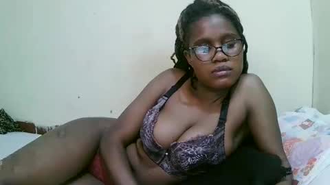 Snapshot of pretty_mellan chatting on March 6, 12:30 pm pretty_mellan online show from March 6, 12:30 pm