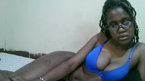 Snapshot of pretty_mellan chatting on February 24, 2:40 am pretty_mellan online show from February 24, 2:40 am