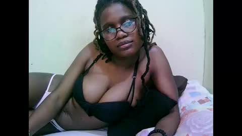 Snapshot of pretty_mellan chatting on February 28, 10:06 pm pretty_mellan online show from February 28, 10:06 pm